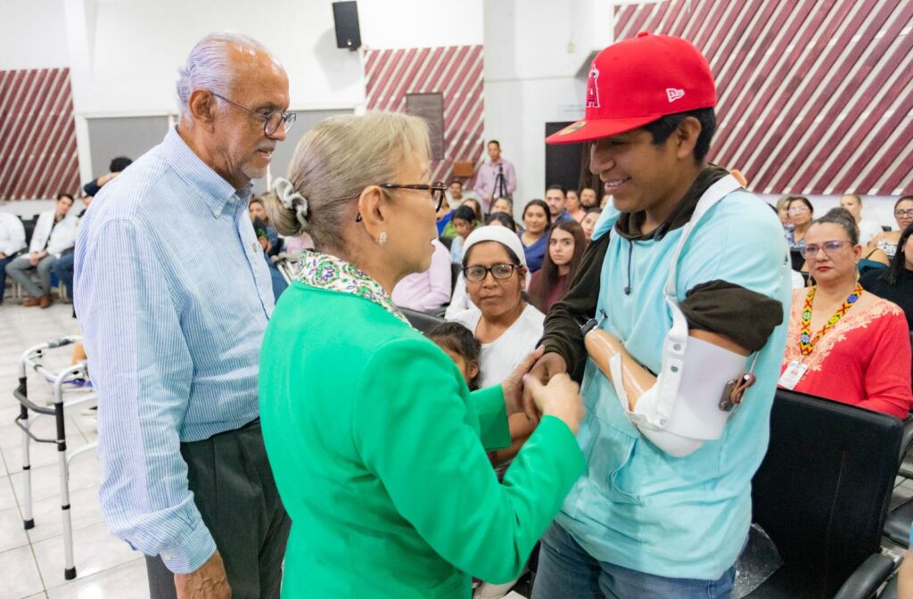 El gobernador de Nayarit, Miguel Ángel Navarro Quintero, y su esposa, la presidenta del DIF Nayarit, Beatriz Estrada Martínez, entregaron cinco prótesis externas de pierna y brazo a personas de Santiago Ixcuintla, Bahía de Banderas, Jala y Tepic.